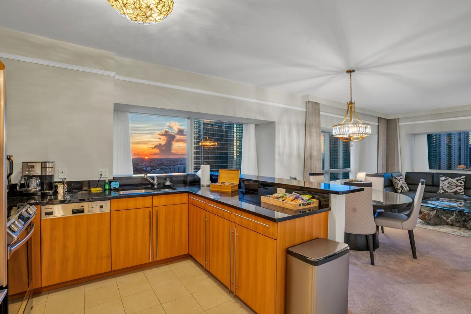 Spacious 2 Bedroom 2 Bath & Studio Suites In The Four Seasons Hotel Miami High Floors Номер фото